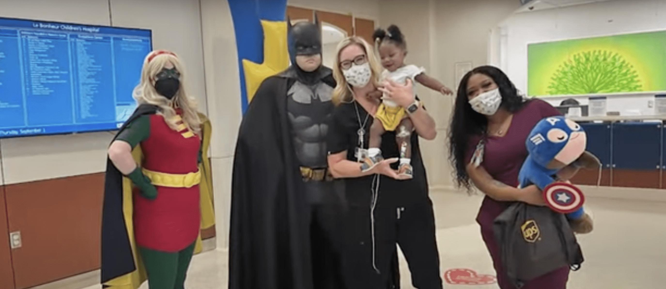 Ja'Mia awoke with a heart transplat surgery in a super fashion way holding a microphine in her hand (youtube/WREG News Channel 3)