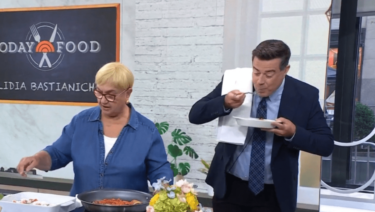 'Today' Carson Daly ditches chef Lidia and enjoys delicious eggplant rollatini (@todayshow/Twitter)