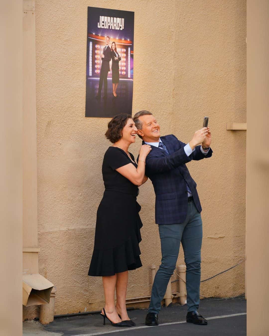 Mayim Bialik and Ken Jennings on the set of 'Jeopardy!' (@missmayim/Instagram)