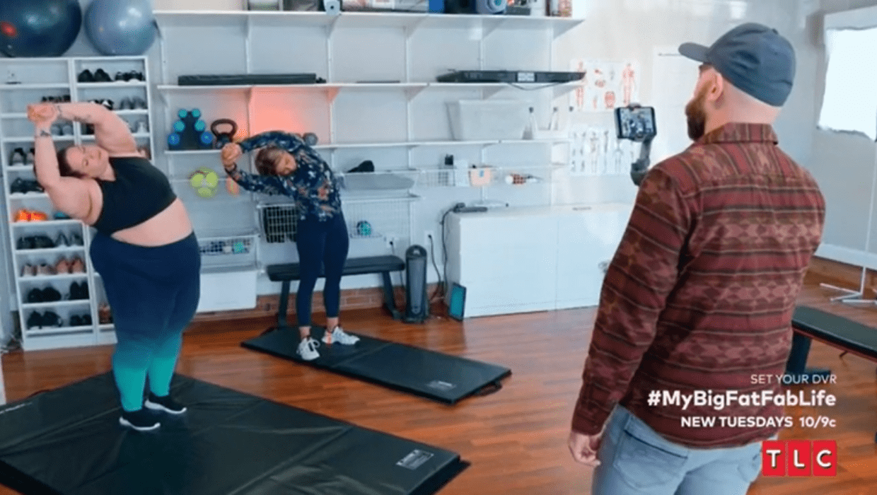 Lennie helping Whitney with her online video in 'My Big Fat Fabulous Life' Season 10 (TLC)