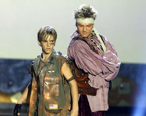 Aaron Carter and brother Nick perform at the Teen Choice Awards 2001 held at the Universal Amphitheatre in Los Angeles, CA., August 12, 2001.  (photo by Kevin Winter/Getty Images)