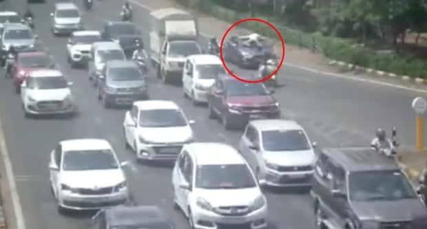 The suspect swerves in and out of traffic, while the determined officer holds on (The sun video screengrab)