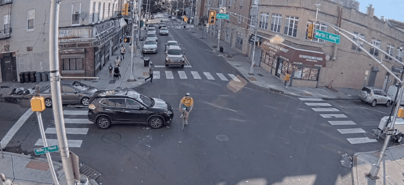 Amy DeGise's SUV seen approaching the cyclist (@HeinisHardNews/Twitter)