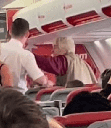 An elderly woman slapped a Jet2 steward after he allegedly took her gin and tonic away from her (@DeadlineNews)