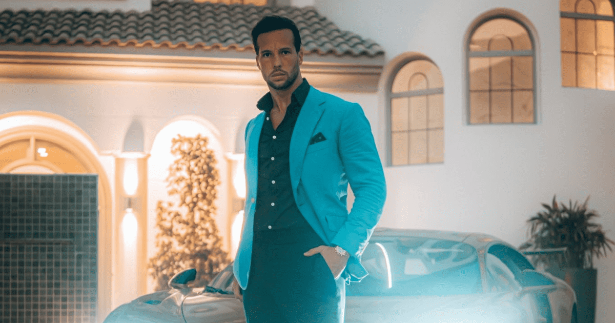 Tristan Tate poses with a towering stature of 6 feet 3 inches (tatethetalisman/Twitter)