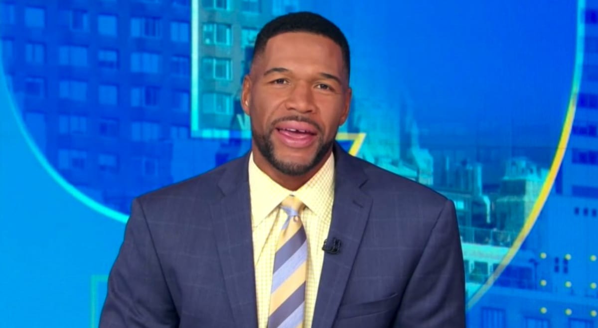 Michael Strahan asked Robin Roberts about her money on 'GMA' (ABC)