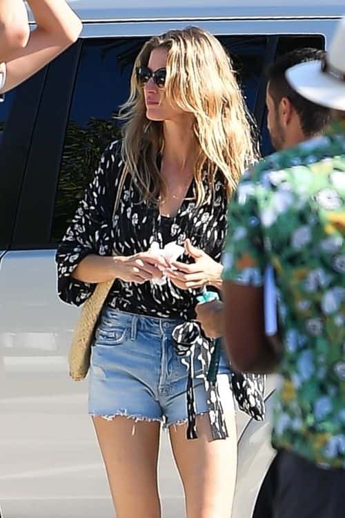 Newly single Gisele Bundchen spotted out and about! (Photo: Backgrid)