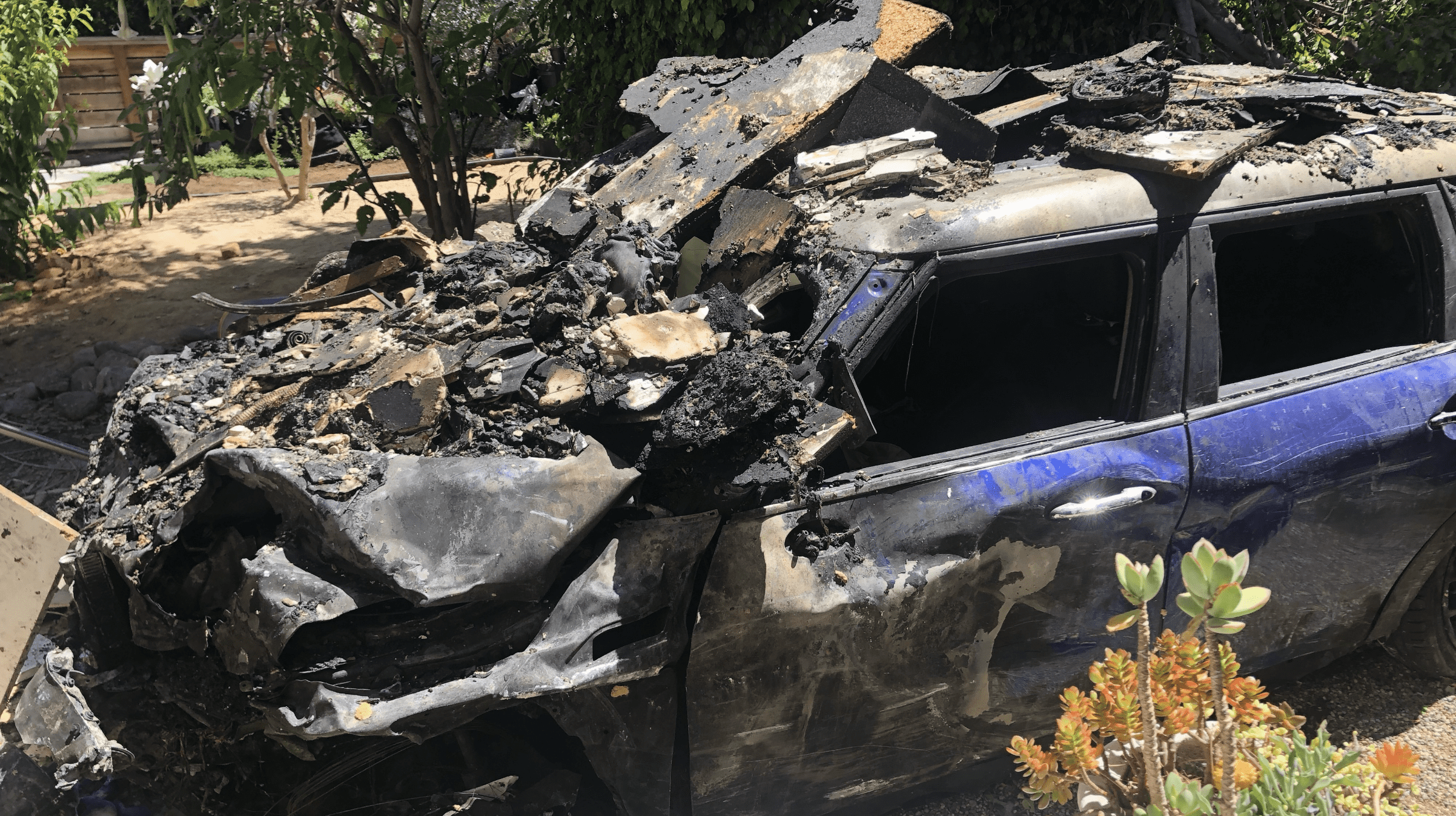 Anne Heche's car after the horrific crash which cost the actress her life and severe damage to Lynne Mishele's home. (GoFundMe)
