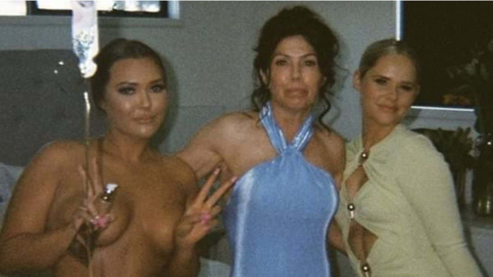 Dhakota Williams poses topless with her mother in an Instagram post. (Photo via @dhakotawilliams/Instagram)