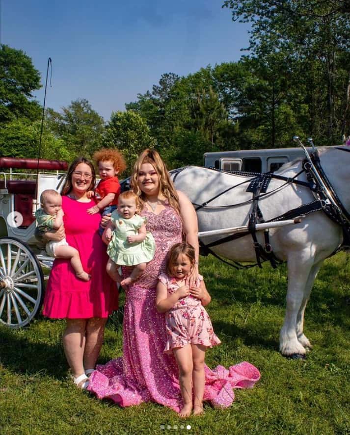 Honey Boo Boo poses with her sister and nieces (Instagram/honeybooboo)