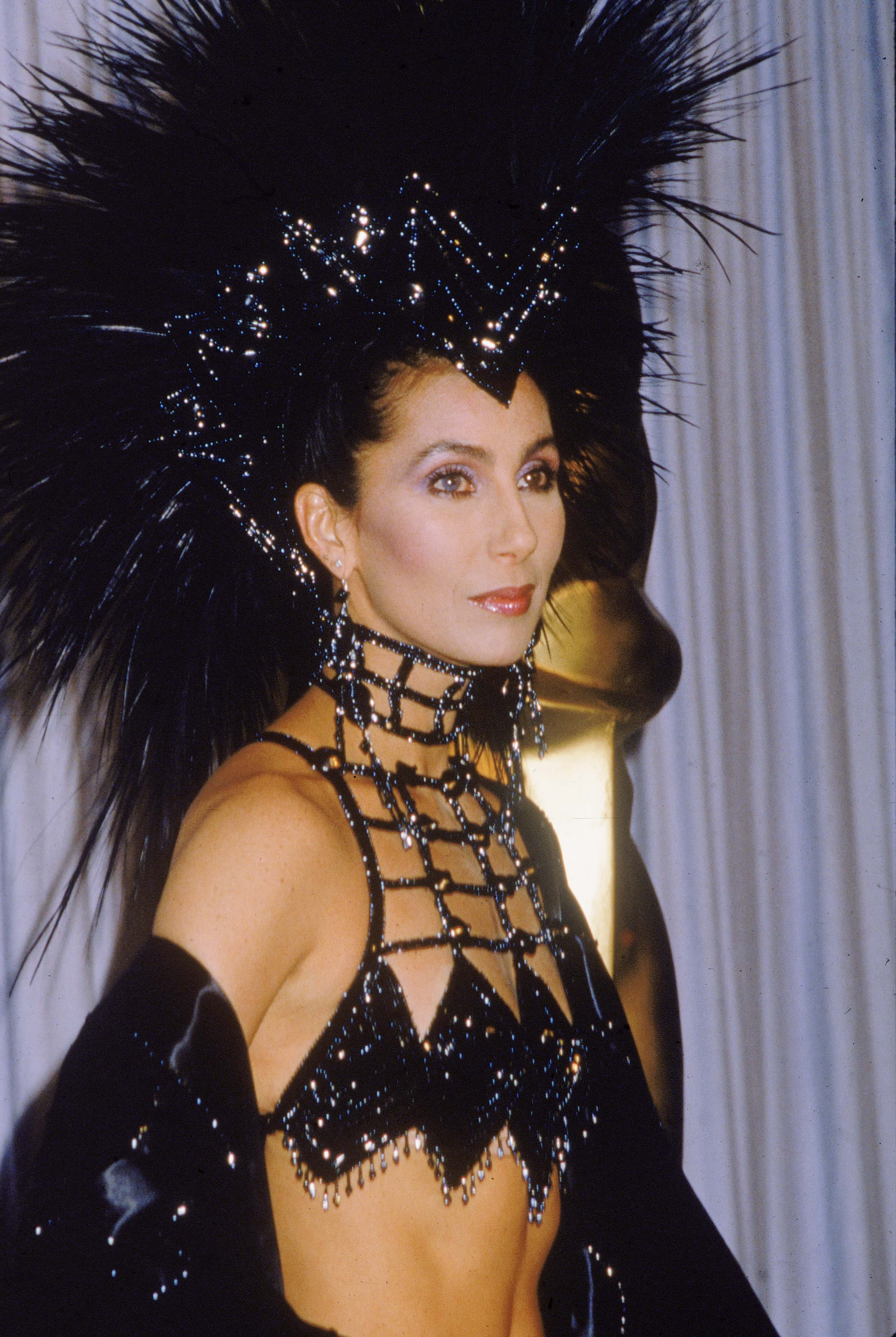 American actor and singer Cher attends the Academy Awards ceremony, wearing a black headdress, at the Dorothy Chandler Pavilion of the LA Music Center, Los Angeles, California, March 24, 1986. (Photo by Hulton Archive/Getty Images)