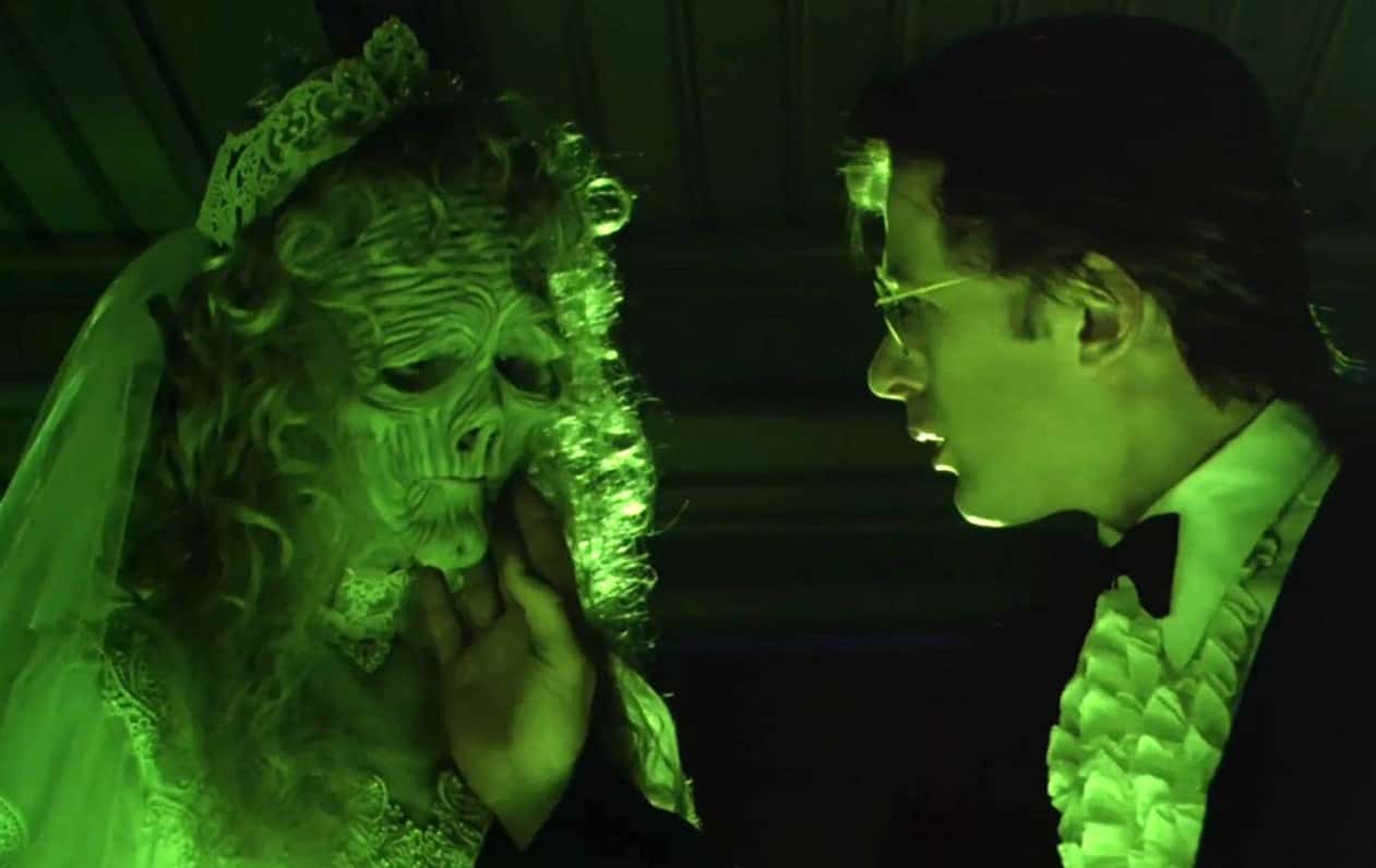 Geena Davis and Alec Baldwin (R) in the 1988 'Beetlejuice' (IMDb)