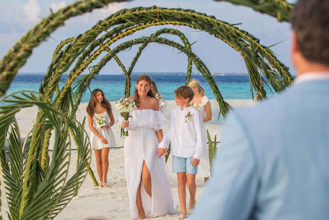 Jools looked gorgeous as her son walked her down the aisle (jamieoliver/Instagram)