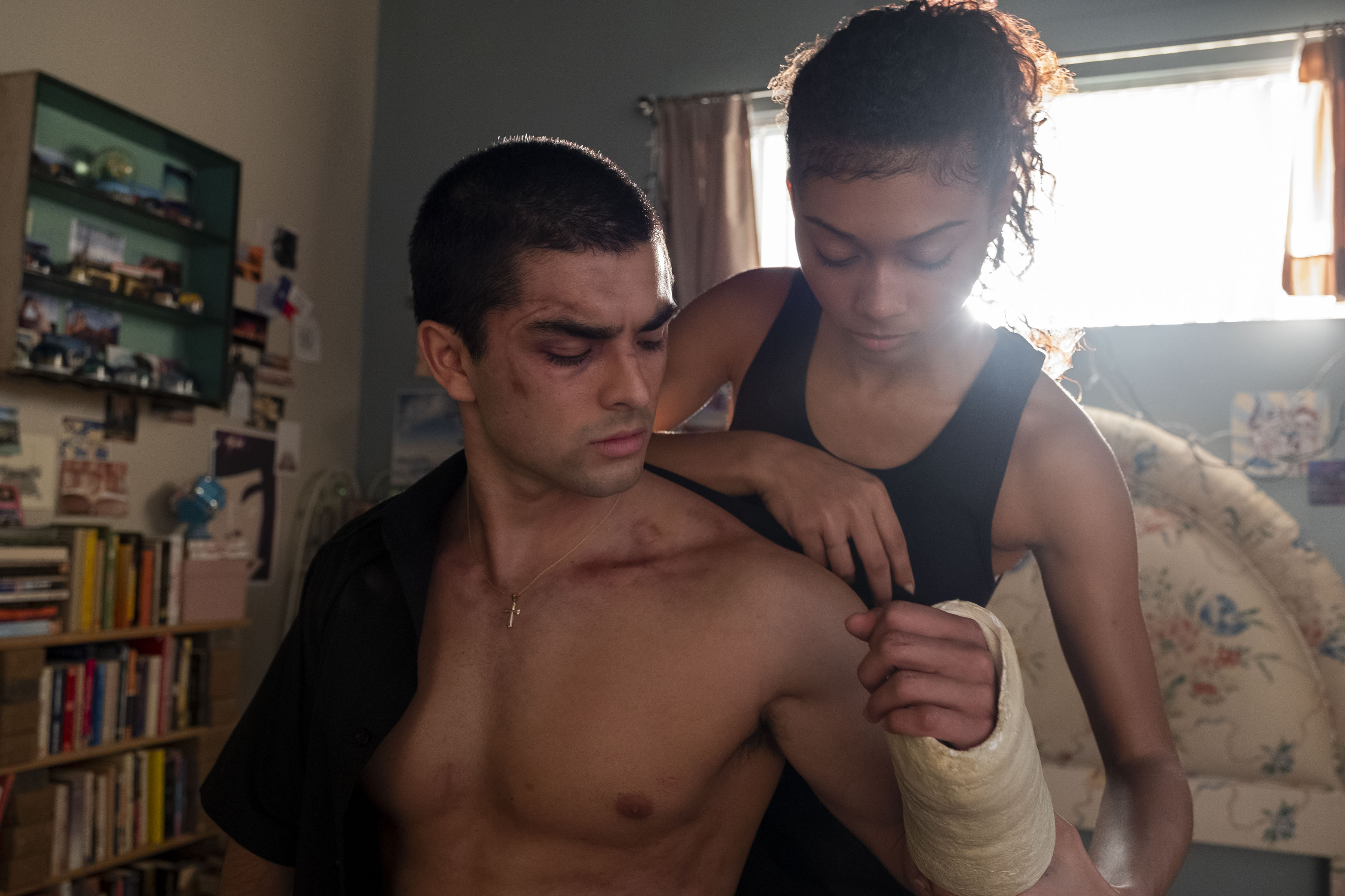 Even though they are finally openly together, Oscar and Monse are heartbroken about their friend's current state. (Netflix)