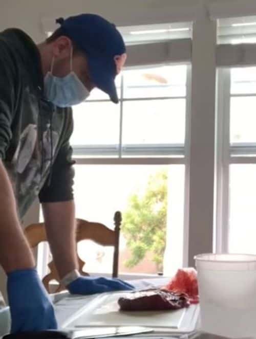 husband preparing and chopping the placenta (makinitdesirain/Tiktok)