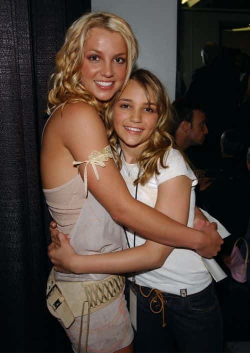 Britney Spears and Jamie Lynn Spears backstage during Nickelodeon's 16th Annual Kids' Choice Awards at the Barker Hangar April 12, 2003 in Santa Monica, California.