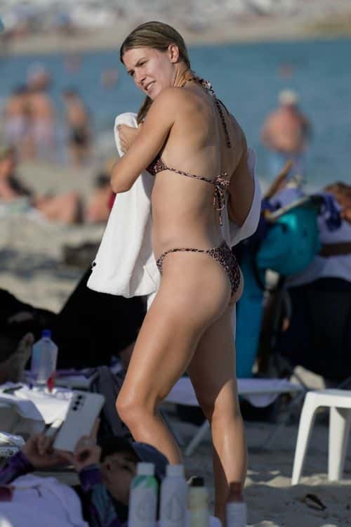 Eugenie Bouchard enjoys a chill beach day. (Backgrid)