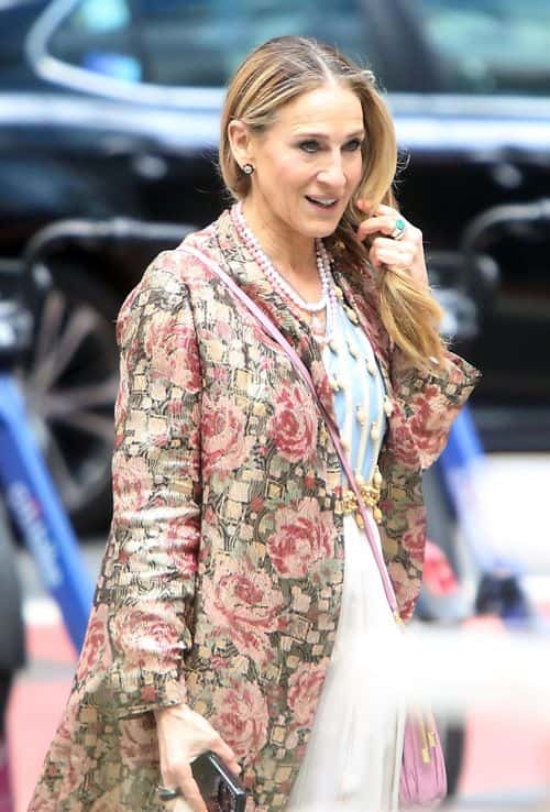 Sarah Jessica Parker mixes stripes & florals while filming her show in NYC (Backgrid)