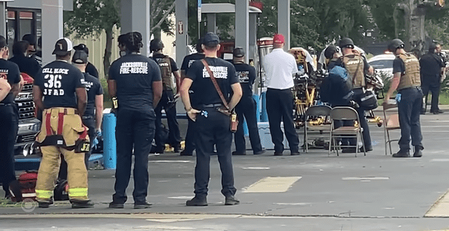 Clay County Sheriff’s deputies and JSO officers were present outside Palmeter’s home throughout the day and into the evening (@10TampaBay/Youtube)