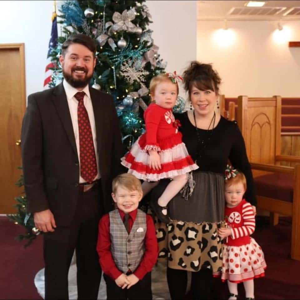 Ryan Marlow(L) along with his wife, Megan Marlow (R) and children (Ryan Marlow/Facebook)