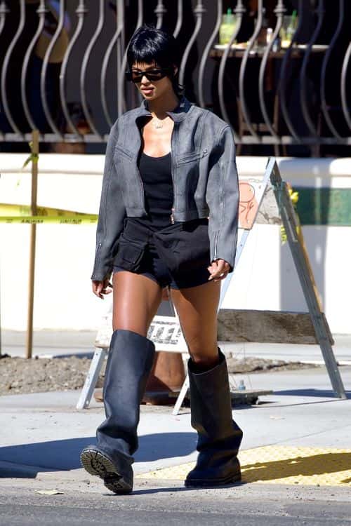 showed off her classy sense of style as she donned a matte black look and coated it with a light-gray zip-up sweater. (Backgrid)