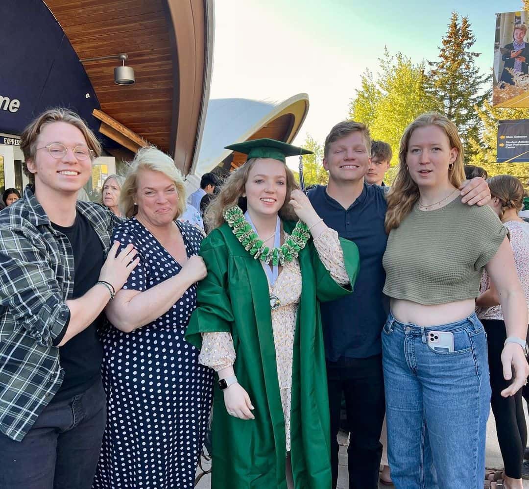 The Brown family attends Savanah's graduation (Instagram/@_savanahbrown_)