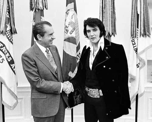 American politician US President Richard Nixon (1913 – 1994) and Rock and Roll musician Elvis Presley (1935 - 1977) shake hands during a meeting at the White House, Washington DC, December 21, 1970. (Photo by National Archive/Newsmakers)