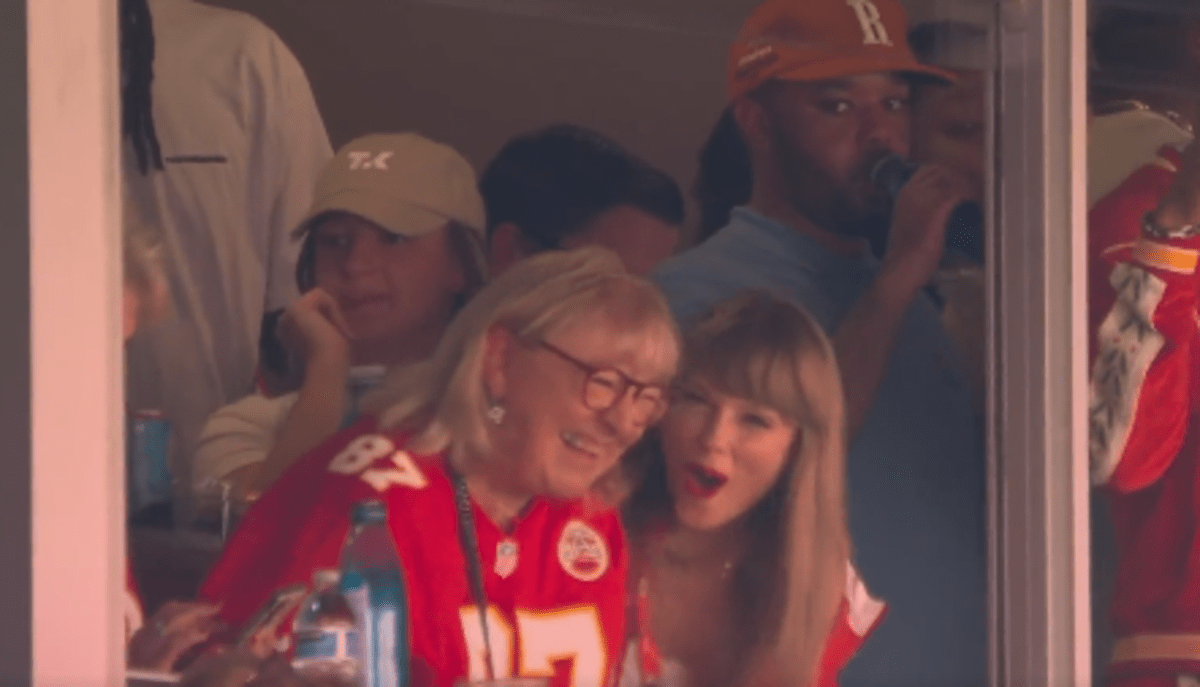 Donna Kelce and Taylor Swift bonded during the Chiefs vs Bears game (NFL/X)