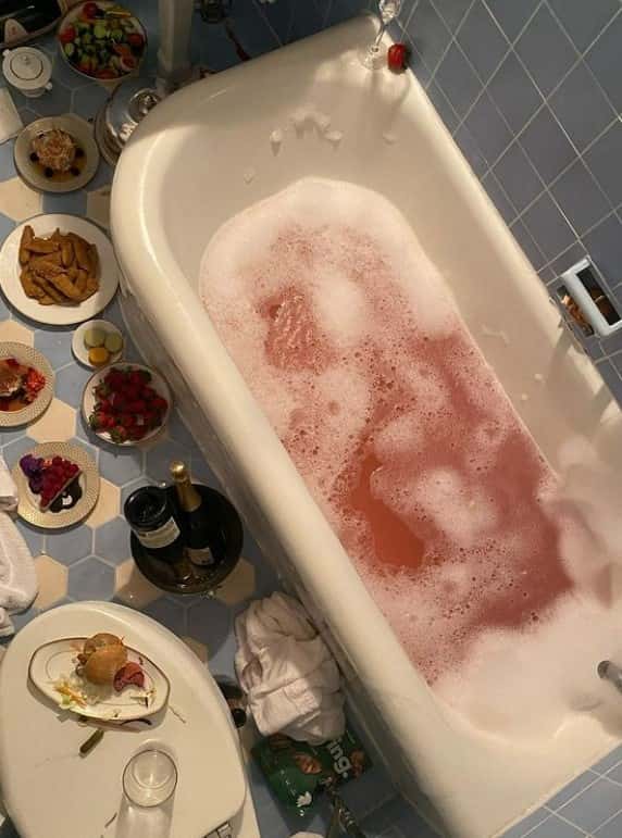 Kourtney Kardashian's latest bathroom feast had fans upset (Instagram/@kourtneykardash)