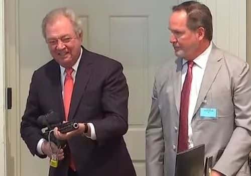 Harpootlian pointing the gun at the prosecutors (Daily Mail)