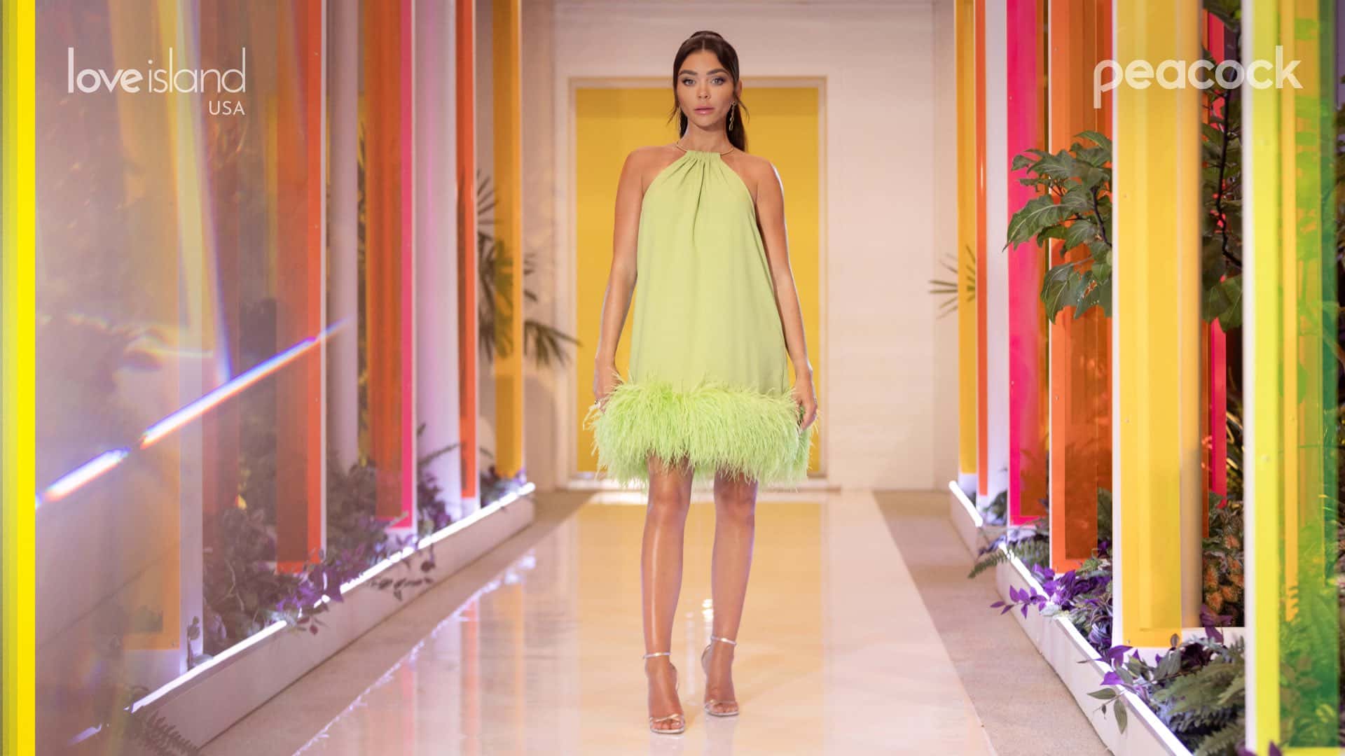 Sarah Hyland hosts 'Love Island USA' Season 5 (Twitter/@loveislandusa)