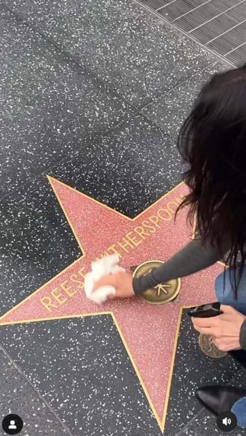 Courtney Cox cleans her pals' Hollywood Walk of Fame stars (Instagram/@lauradern)