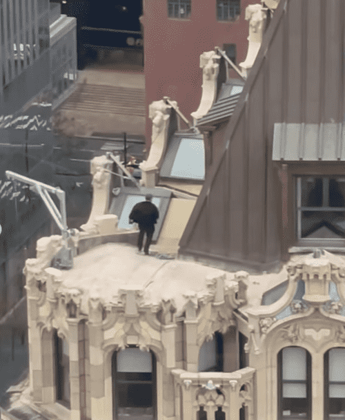 The building contractor can be seen taking pictures of the leak. (Instagram/@erik_ljung)