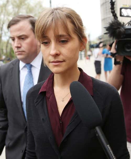 Actress Allison Mack (C) departs the United States Eastern District Court after a bail hearing in relation to the sex trafficking charges filed against her on May 4, 2018 in the Brooklyn borough of New York City. The actress, known for her role on 'Smallville', is charged with sex trafficking. Along with alleged cult leader Keith Raniere, prosecutors say Mack recruited women to a upstate New york mentorship group NXIVM that turned them into sex slaves.