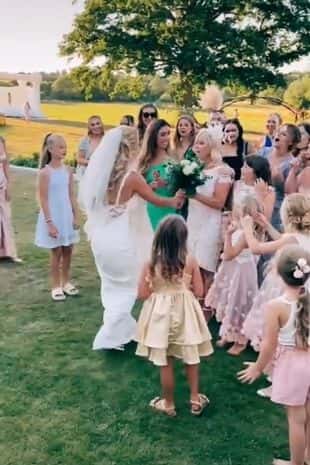 The bride handing the bouquet to her mother (chloerobinson1993/TikTok)