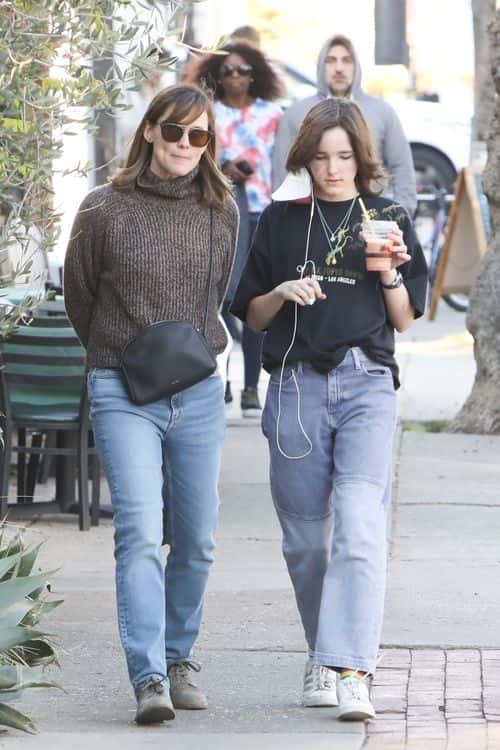 Jennifer Garner and daughter Seraphina spotted in LA. (Backgrid)