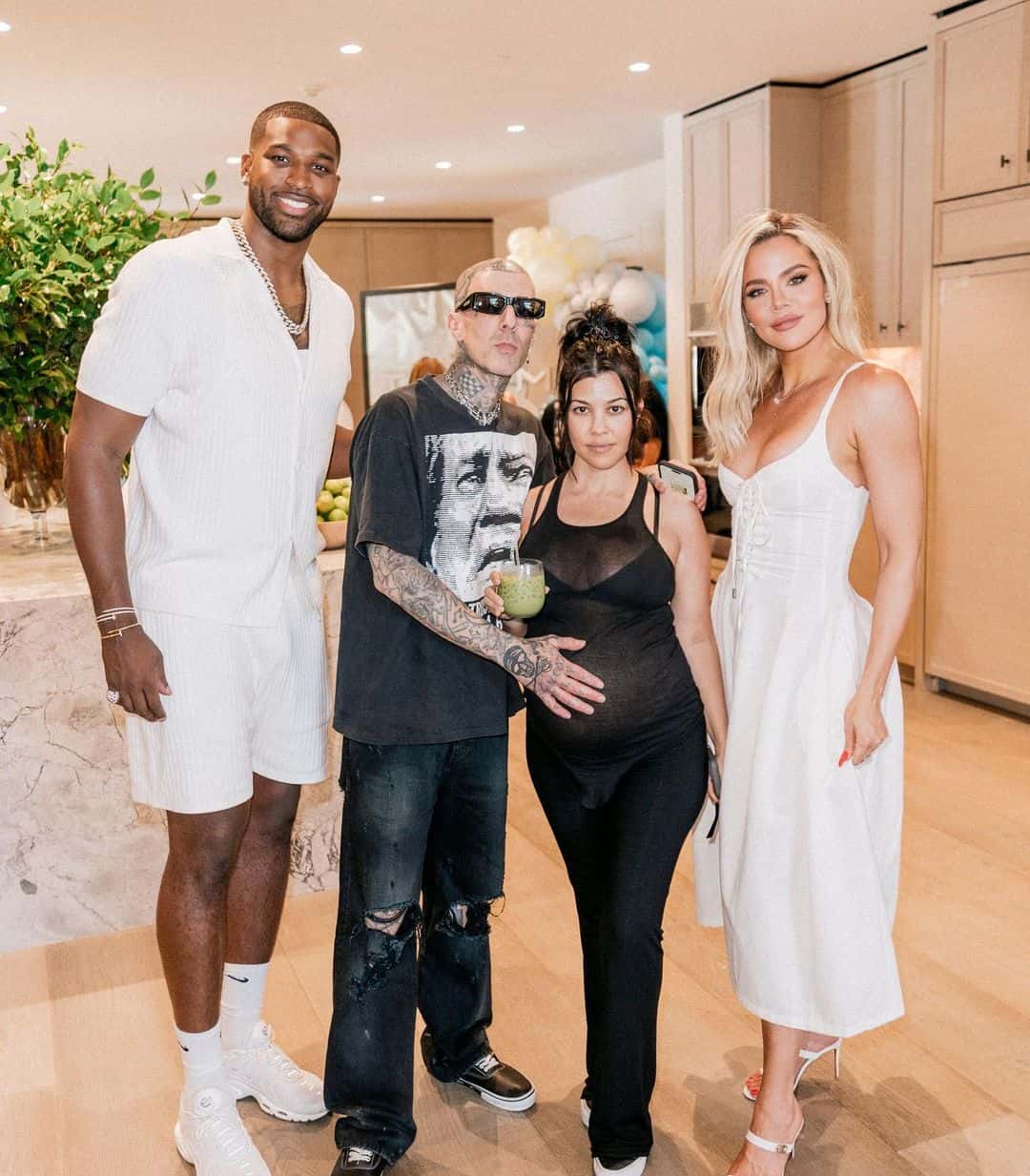 Kourtney Kardashian flaunts her natural beauty and baby bump as she poses with her family (Instagram/@khloekardashian)