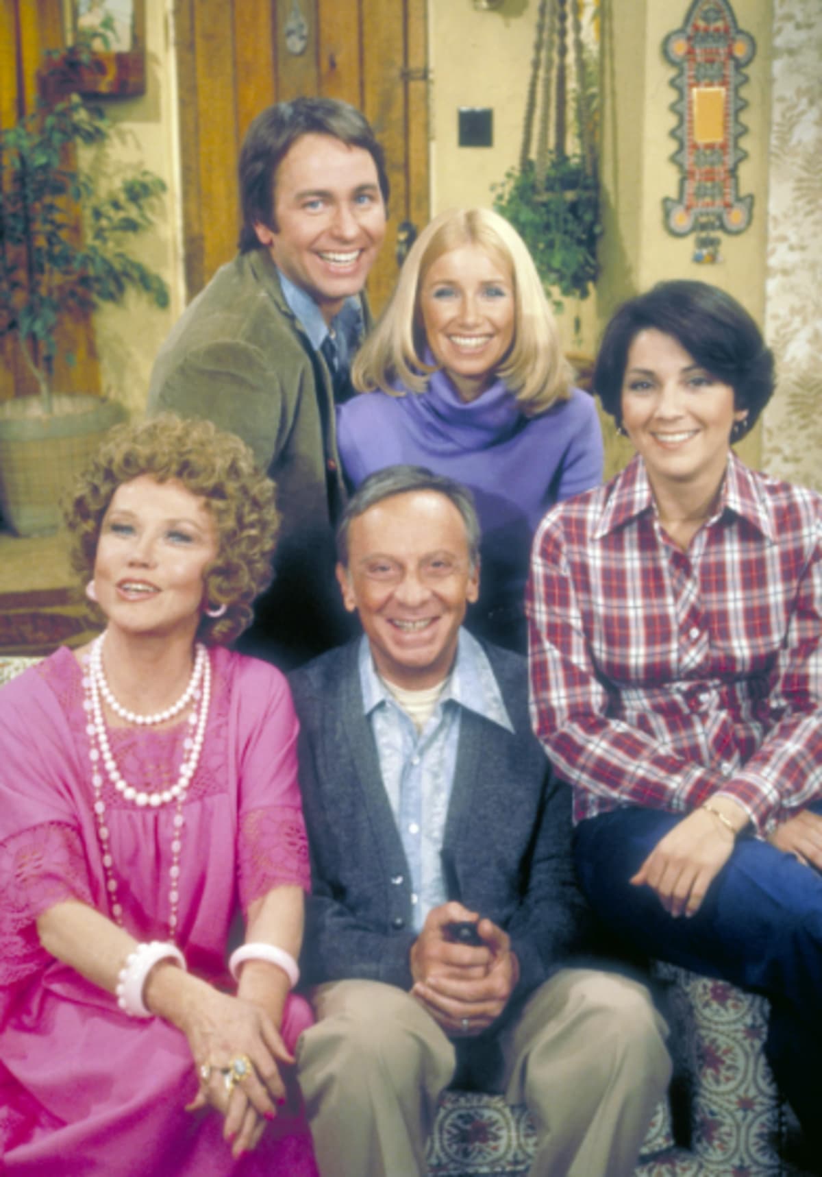 John Ritter, Norman Fell, Suzanne Somers, Joyce DeWitt, and Audra Lindley in Three's Company (1976) (American Broadcasting Companies, Inc.)