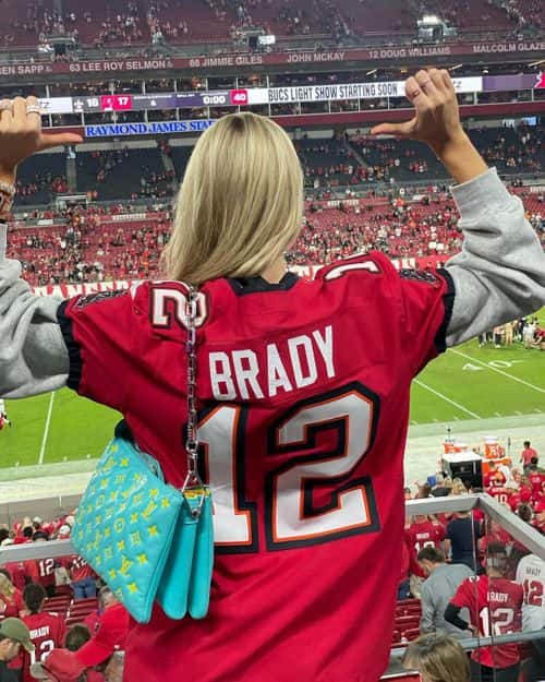 Veronika took to her Instagram to share a lovely post about Tom Brady wearing his jersey (Instagram/@veronikarajek)
