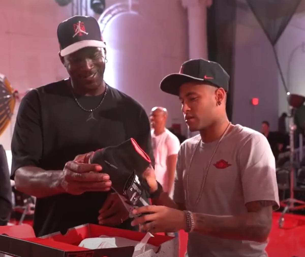 Neymar's height seemed tiny in front of Michael Jordan (C-foot/YouTube)
