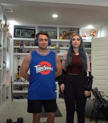 Mizkif stands next to Minx for a height comparison, revealing he is short (Emcee Gee/YouTube)
