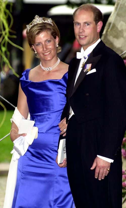 Prince Edward of Britain and his wife Sophie Rhys Jones attend the wedding of Norwegian Crown Prince Haakon and Mette-Marit Tjessem Hoiby August 25, 2001 at Oslo Cathedral in Oslo, Norway. (Photo by Anthony Harvey/Getty Images)