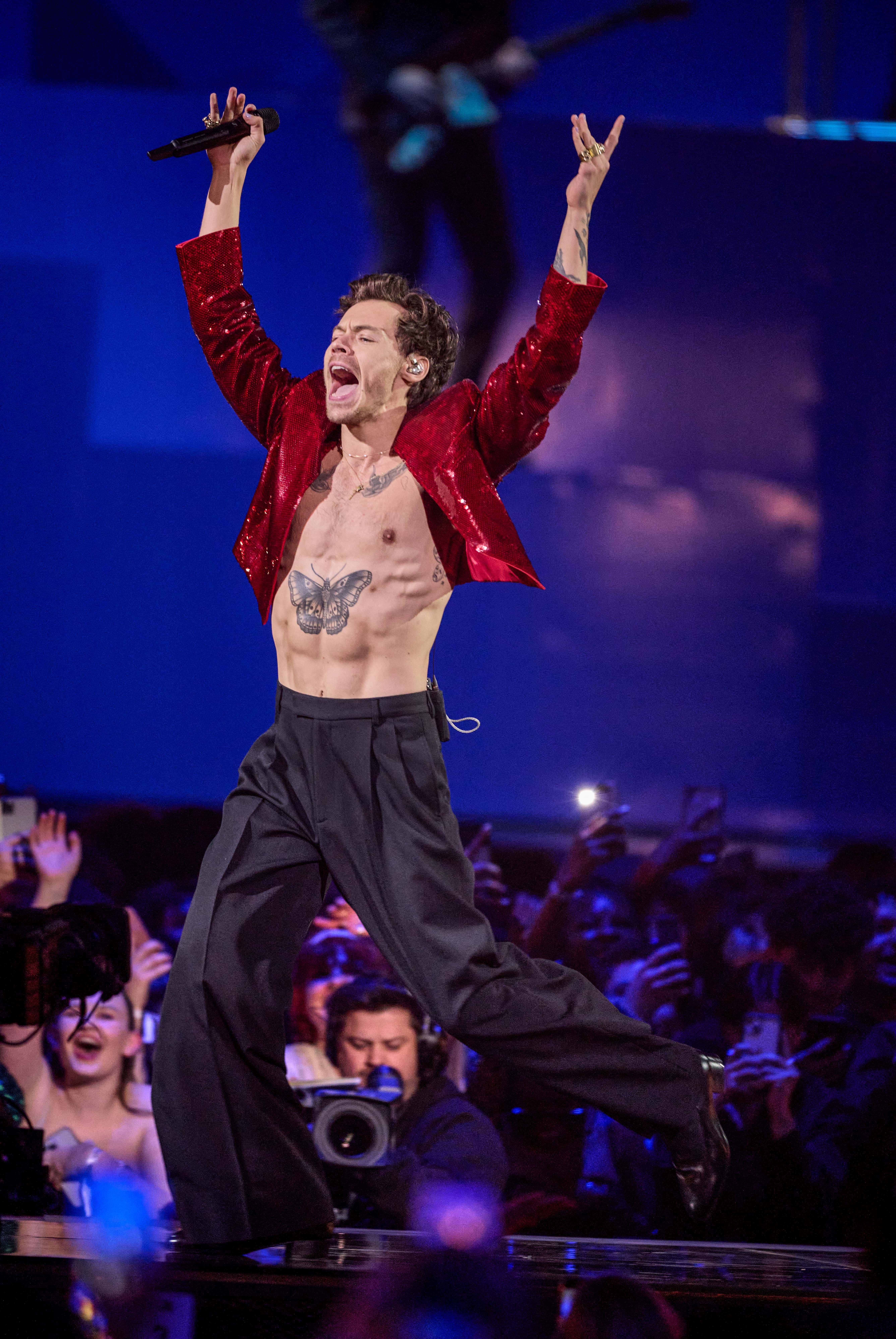 LONDON, ENGLAND - FEBRUARY 11: EDITORIAL USE ONLY: Harry Styles performs on stage during The BRIT Aw