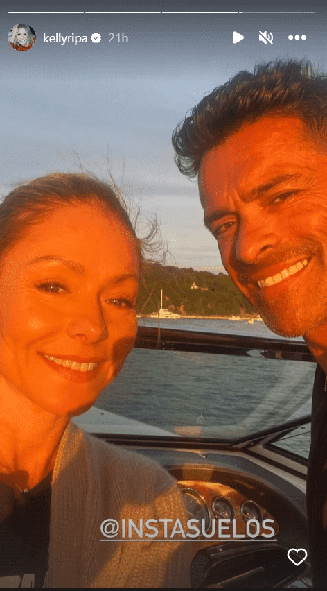 Kelly and Mark on a weekend boat trip (@kellyripa/Instagram)