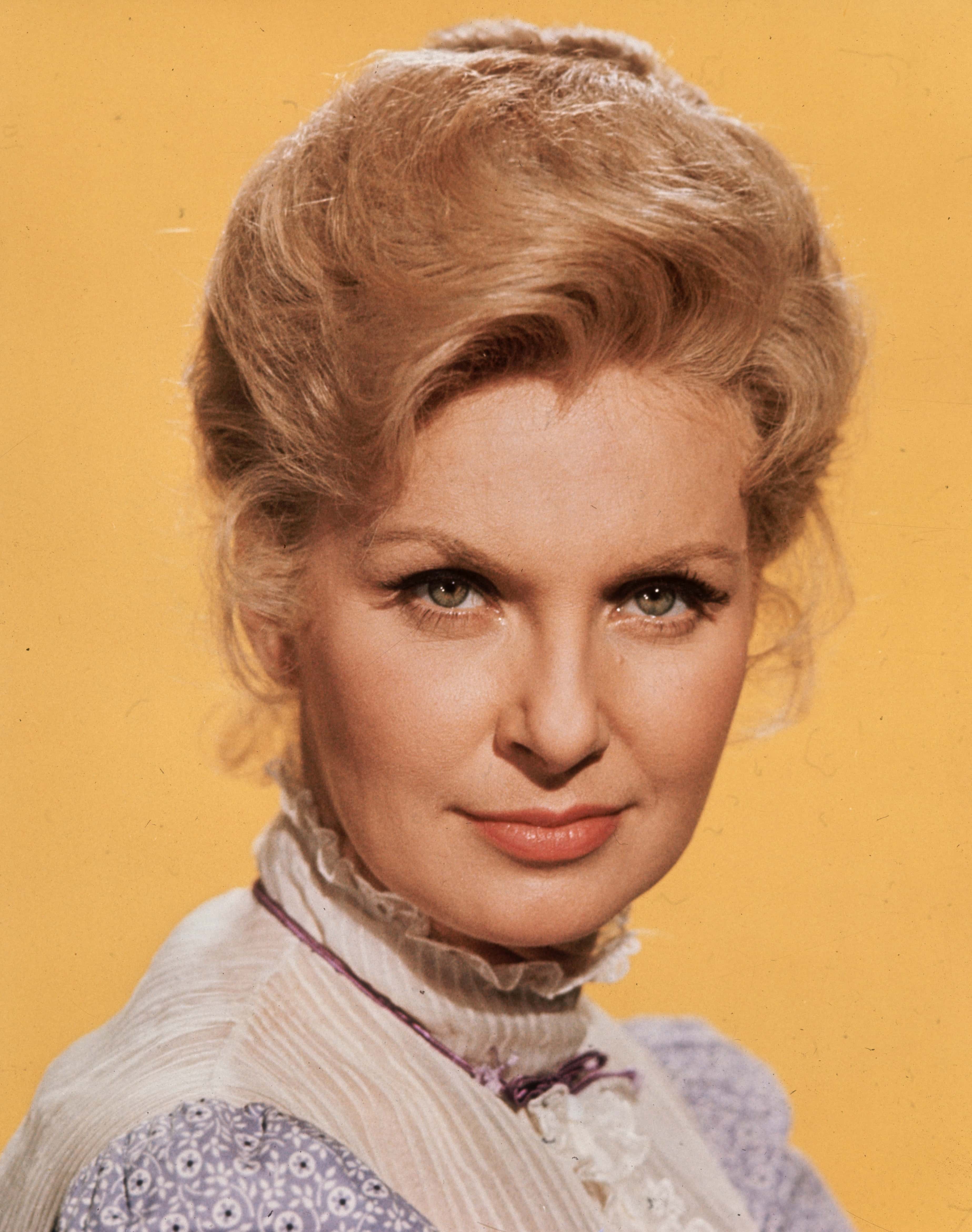 American actress Joanne Woodward, married to Paul Newman, she was awarded an Oscar for her role in 'The Three Faces of Eve'.