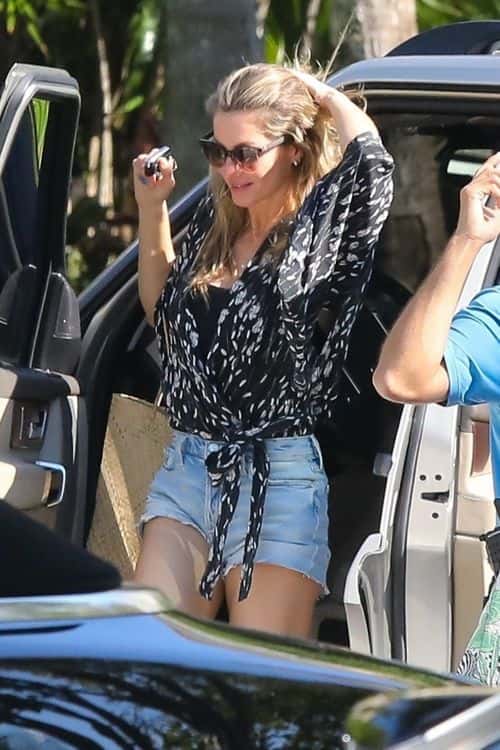 Newly single Gisele Bundchen spotted out and about! (Photo: Backgrid)