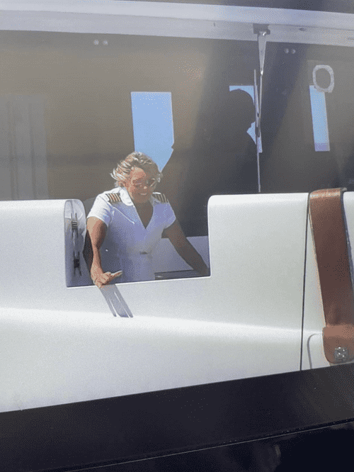 A photo showing Captain Sandy allegedly standing on St. David (Reddit/u/jcmsuncrest)