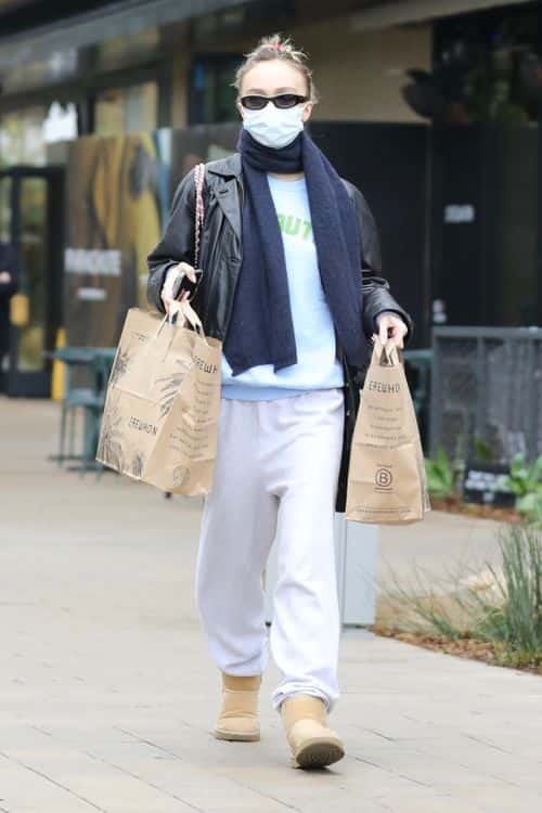 Lily Rose Depp on her grocery run in LA. (Photo: Backgrid)
