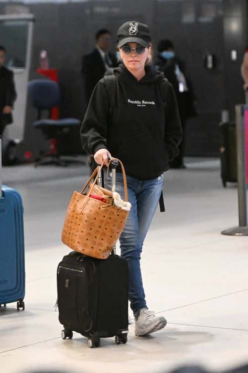 Shania Twain rocks a casual look at the airport with her husband in tow. (Photo: Backgrid)