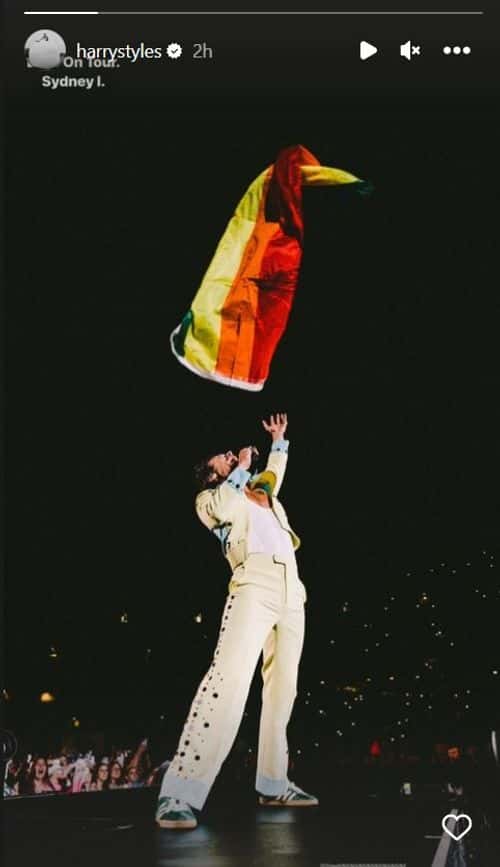 Harry Styles with the Aboriginal flag at the Aussie concert (Instagram@harrystyles)